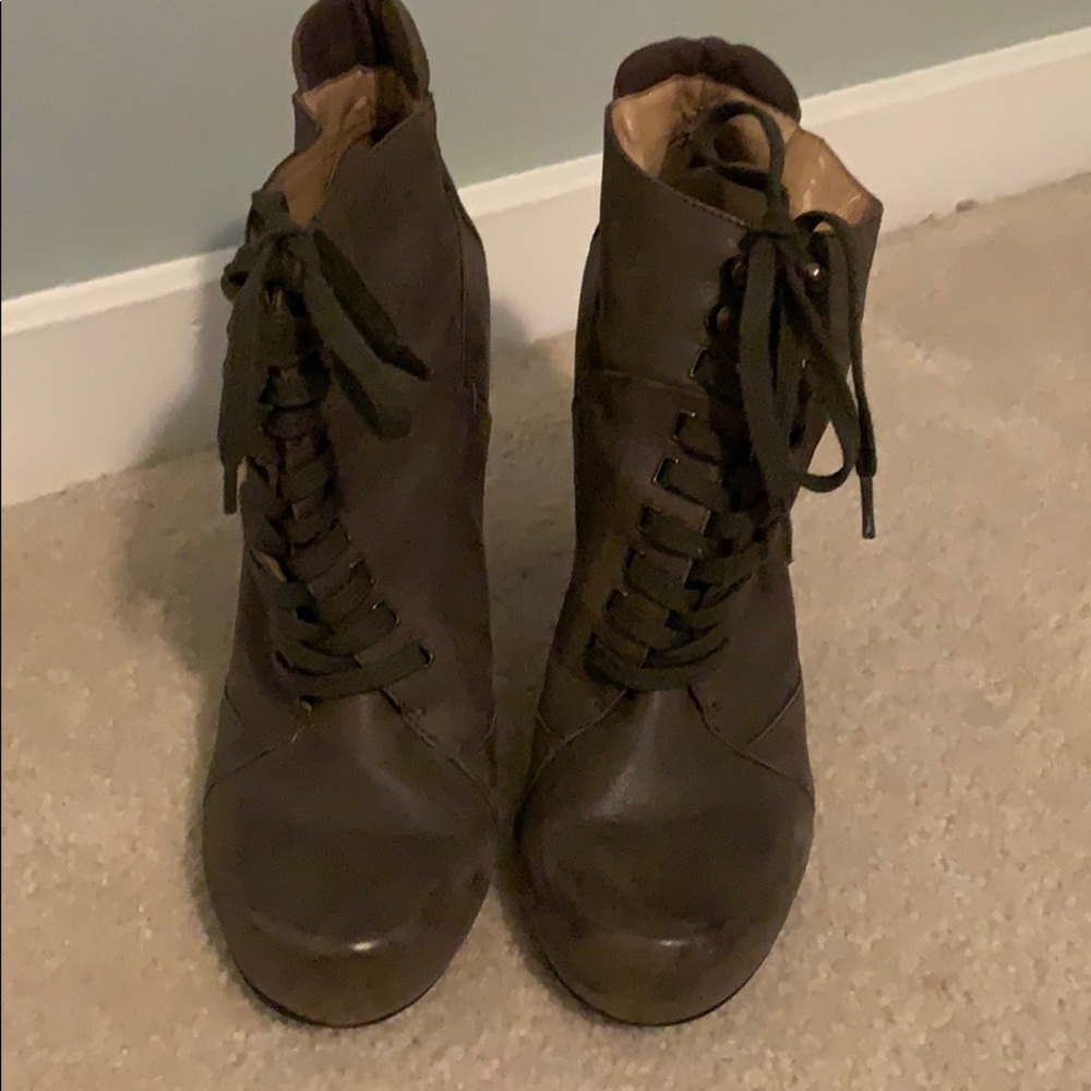 Like New! Nine West Lace Up Green Bootie